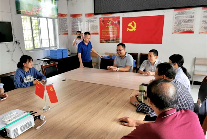 東盈董事資助大學(xué)生