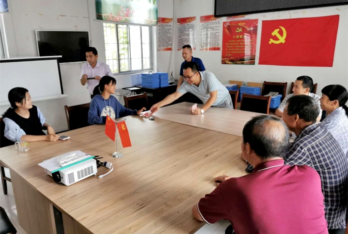 東盈董事咨詢貧困大學(xué)生